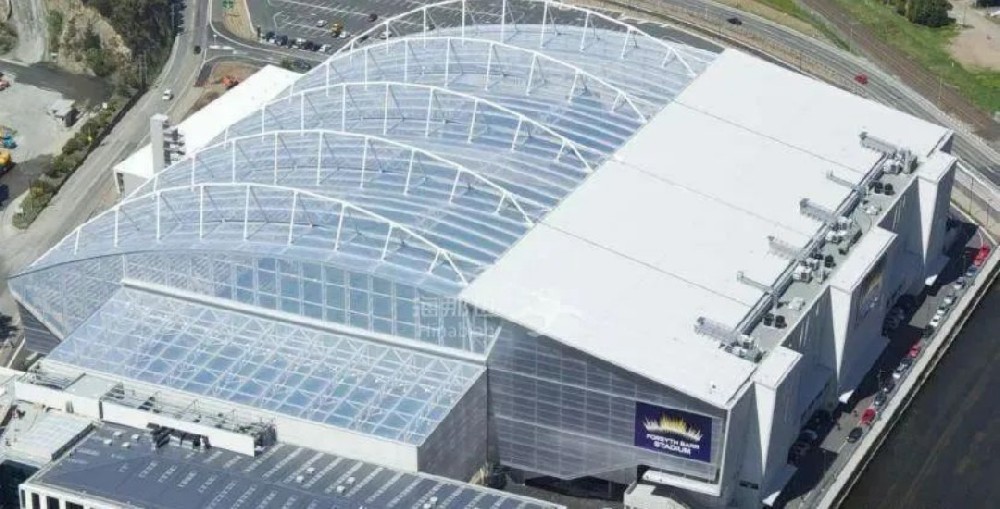 屋頂下生長著天然草皮的永久封閉式體育場